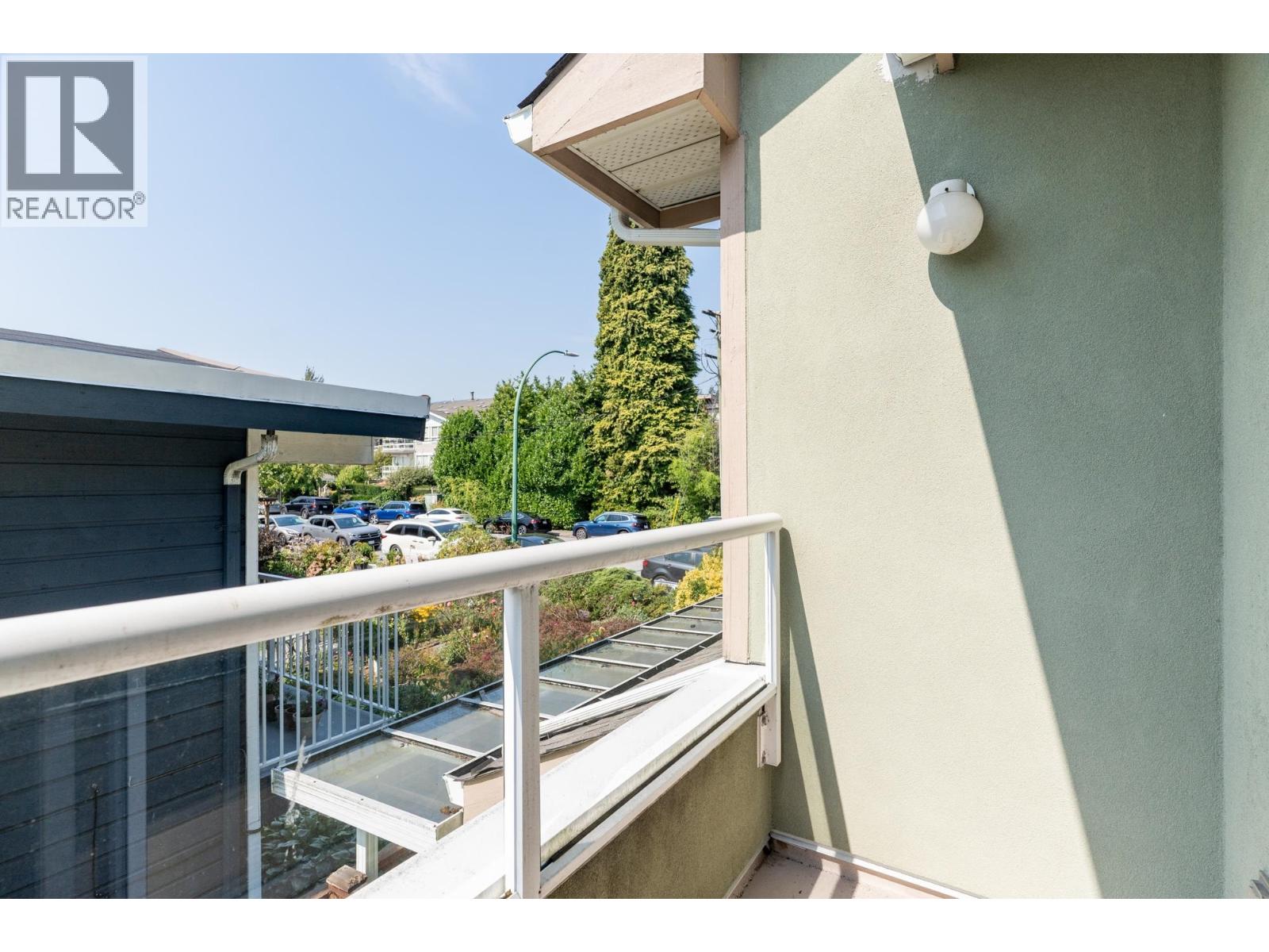 2 1233 W 16TH STREET, North Vancouver