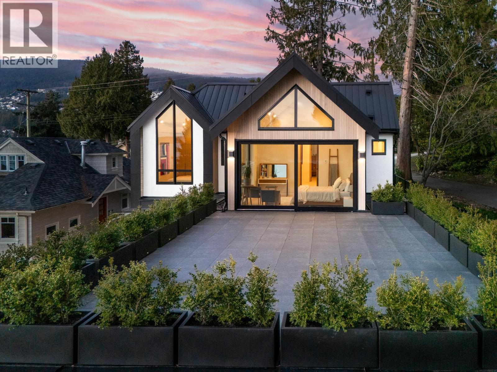 1066 FULTON AVENUE, West Vancouver