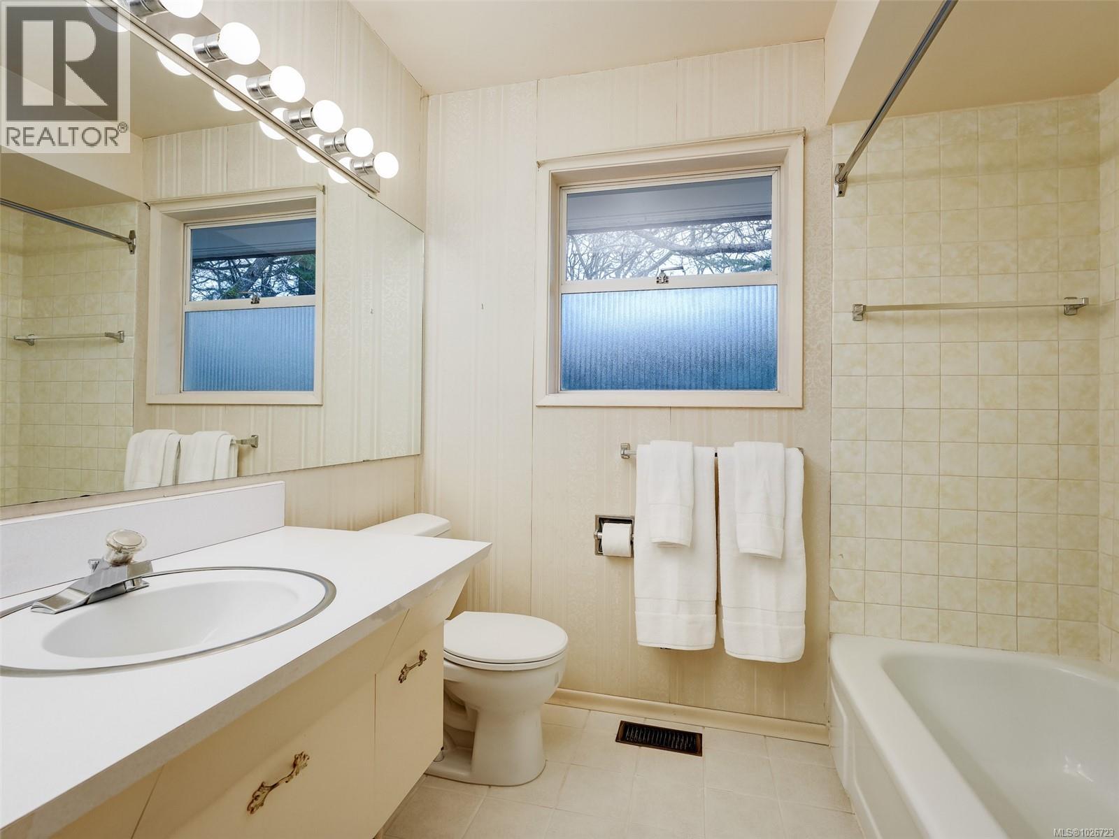 2086 Avondale Rd, Oak Bay