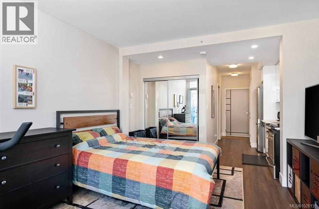 #705 1090 Johnson St - 3