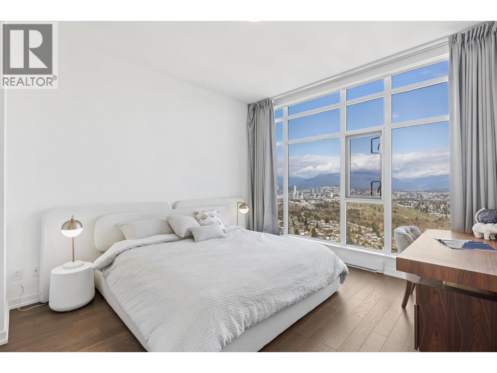 3903 4688 KINGSWAY, Burnaby