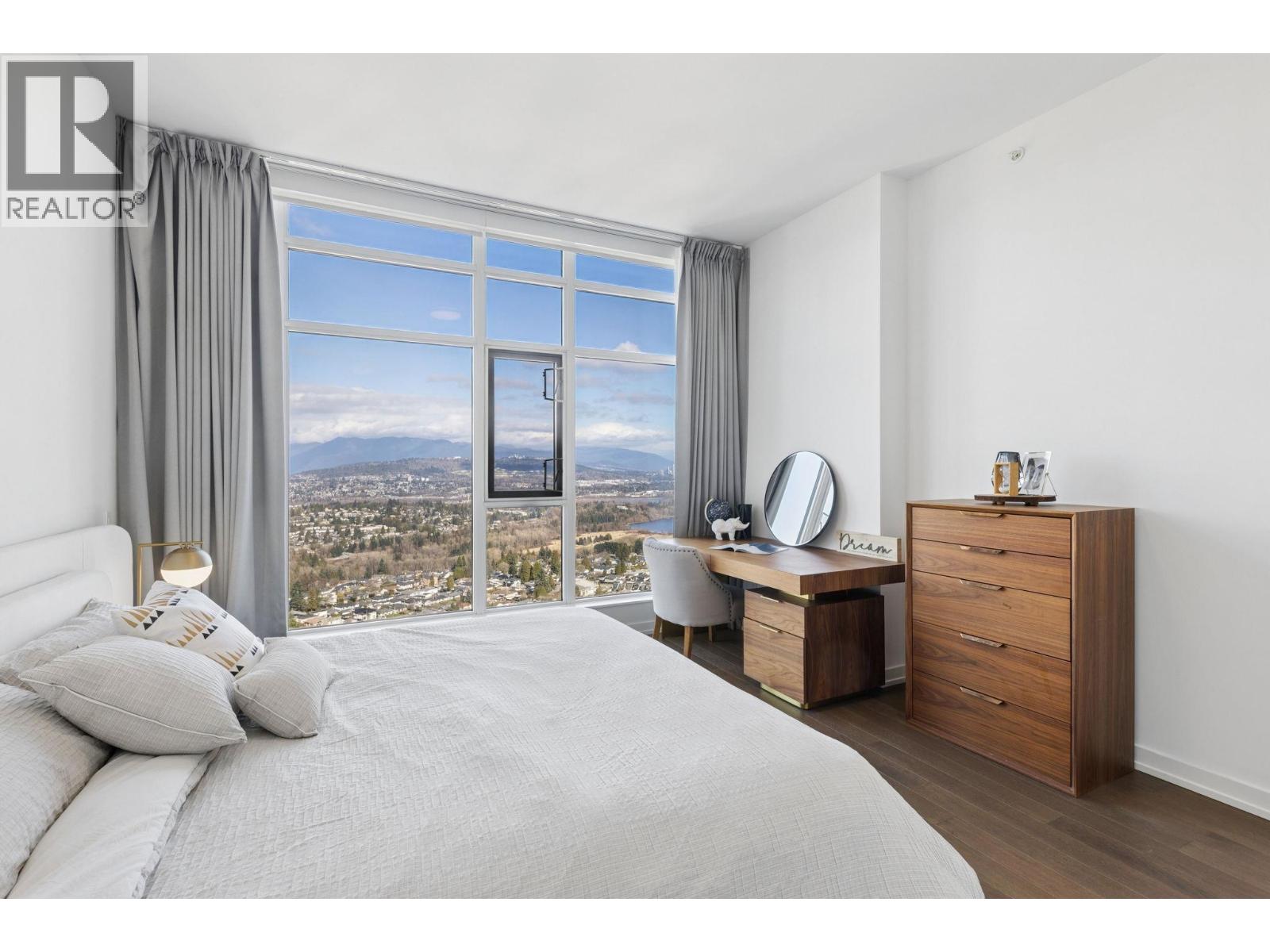 3903 4688 KINGSWAY, Burnaby