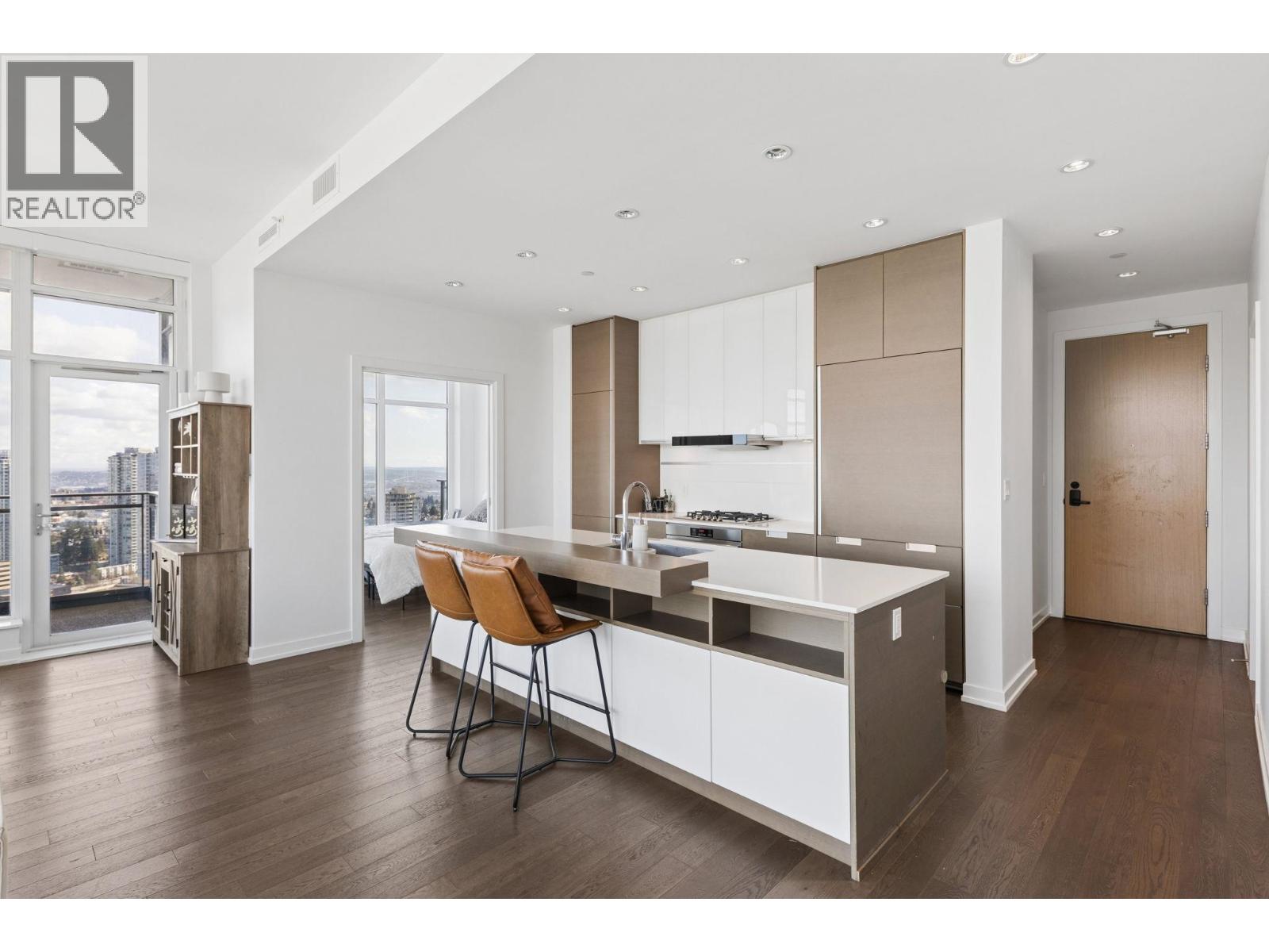 3903 4688 KINGSWAY, Burnaby