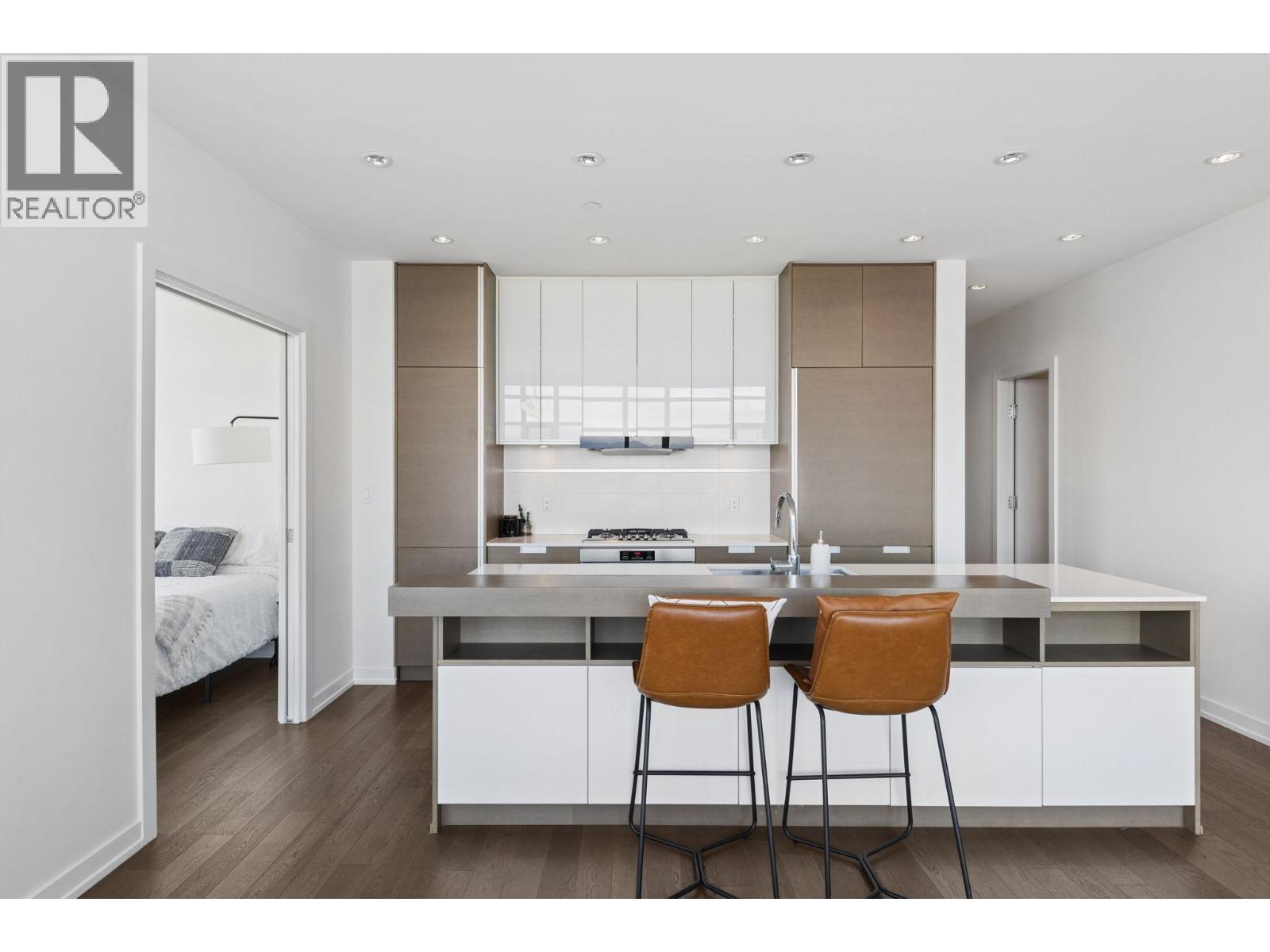 3903 4688 KINGSWAY, Burnaby