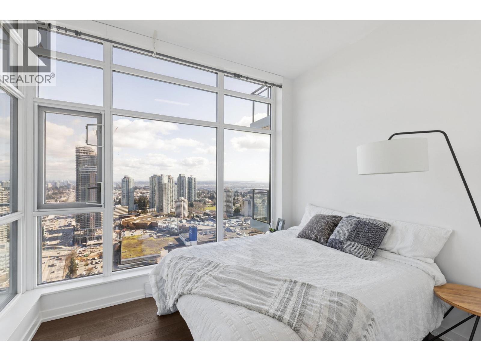 3903 4688 KINGSWAY, Burnaby