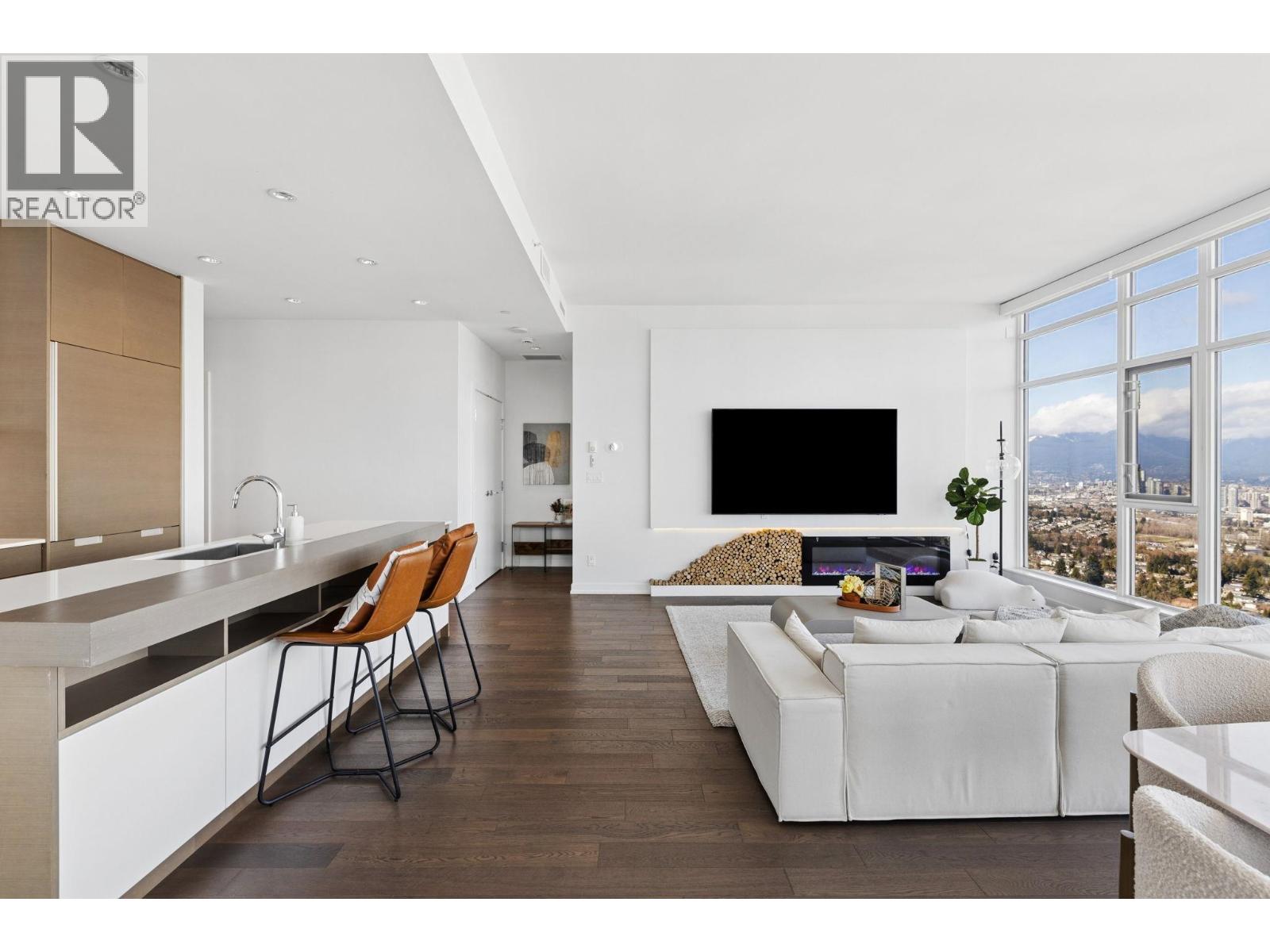 3903 4688 KINGSWAY, Burnaby