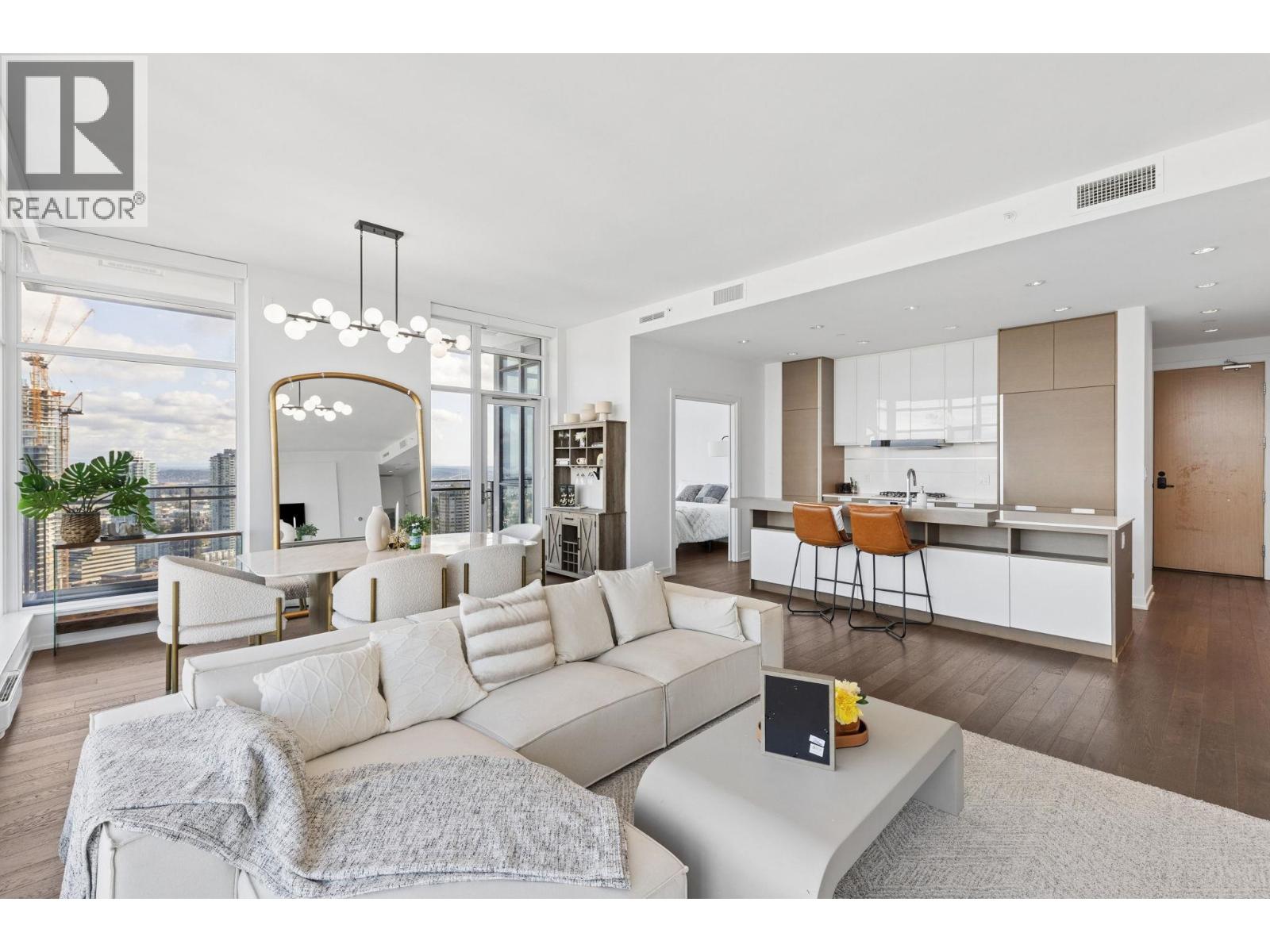 3903 4688 KINGSWAY, Burnaby