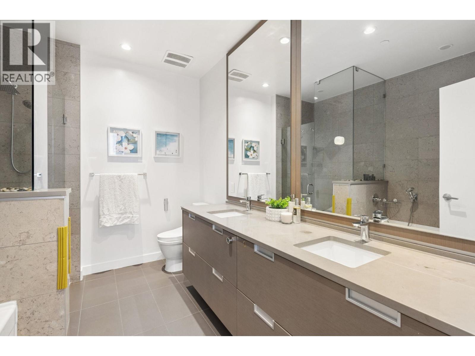 3903 4688 KINGSWAY, Burnaby