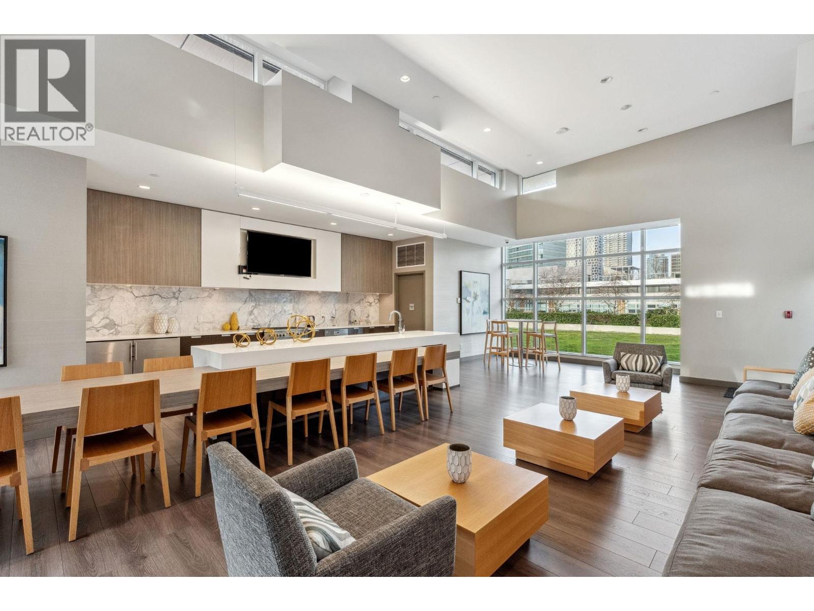 3903 4688 KINGSWAY, Burnaby