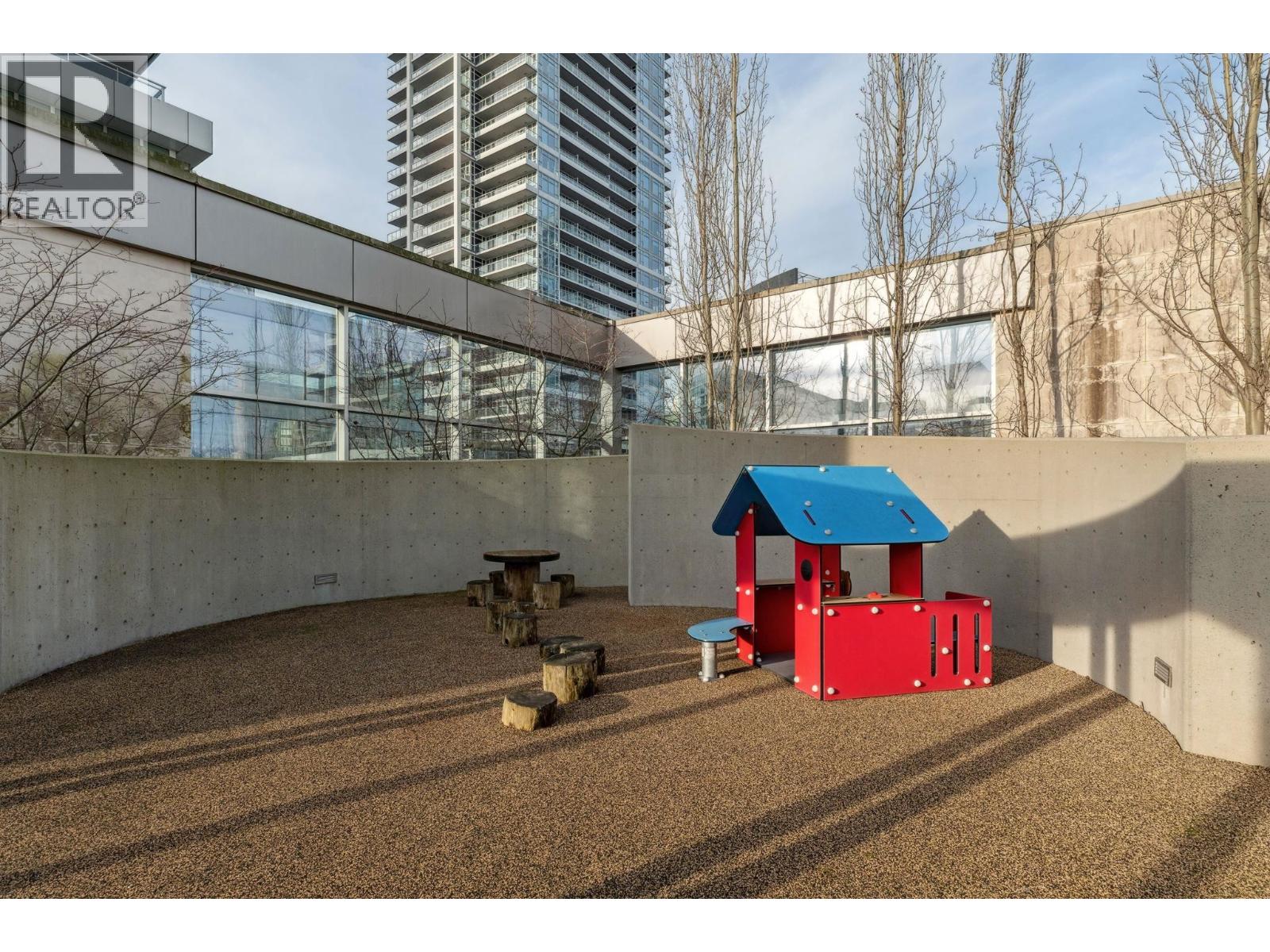 3903 4688 KINGSWAY, Burnaby