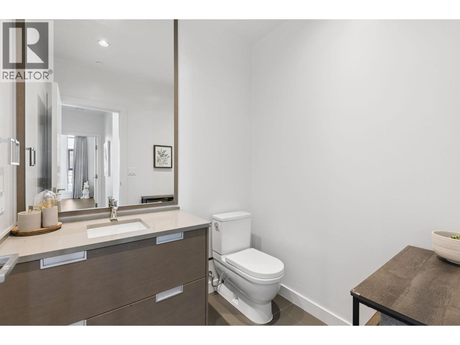 3903 4688 KINGSWAY, Burnaby