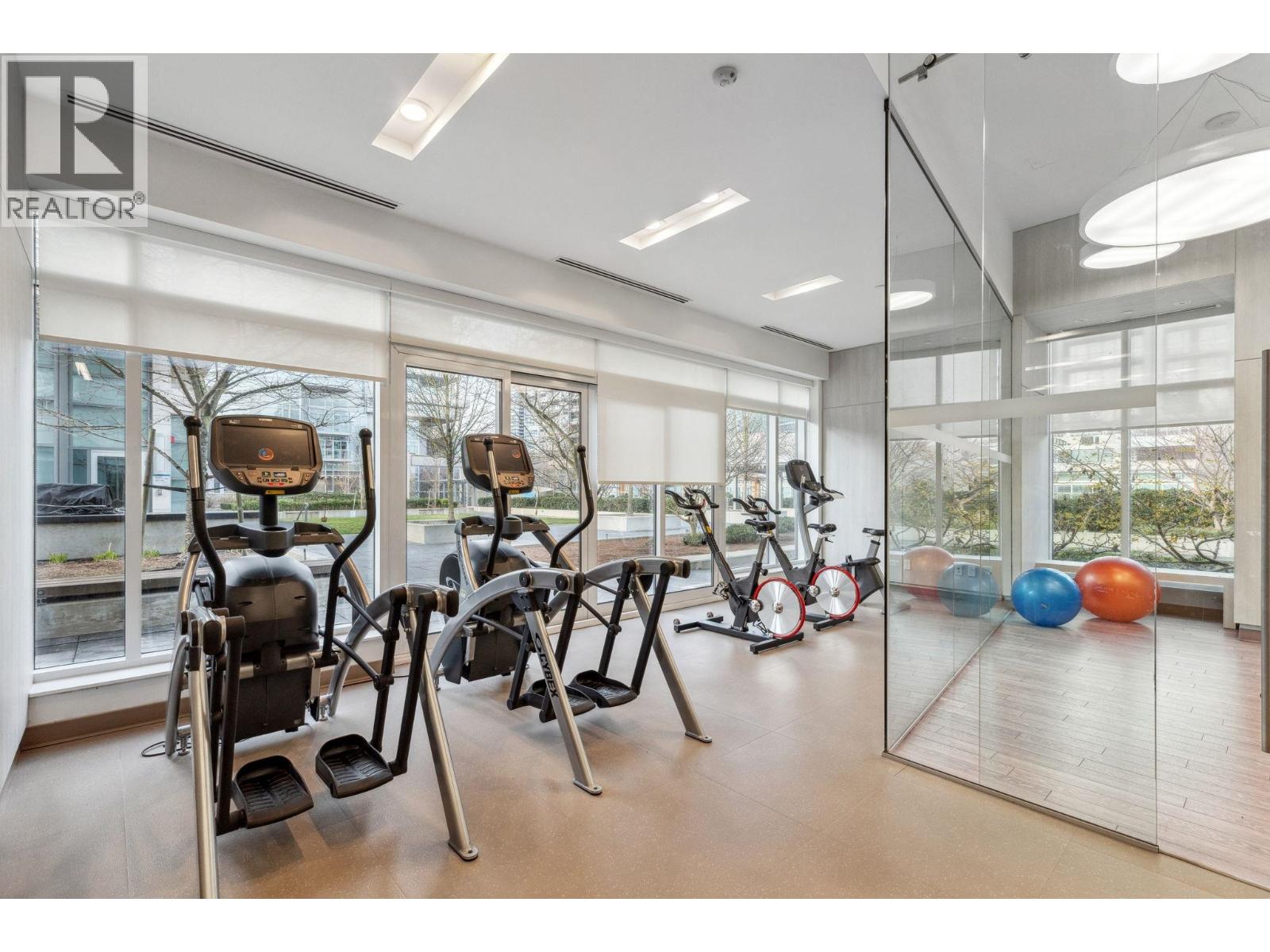 3903 4688 KINGSWAY, Burnaby