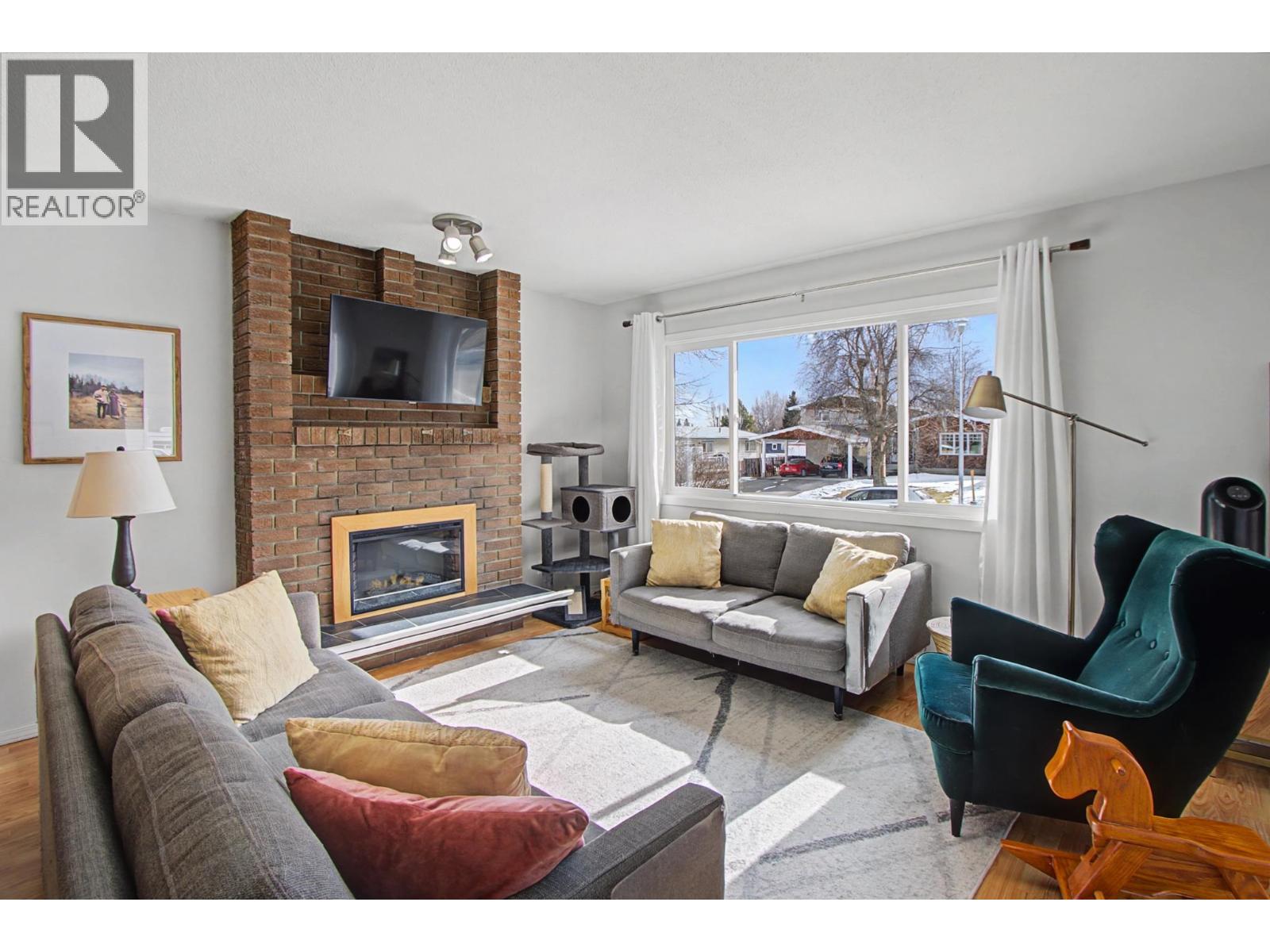 748 OCHAKWIN CRESCENT - 4