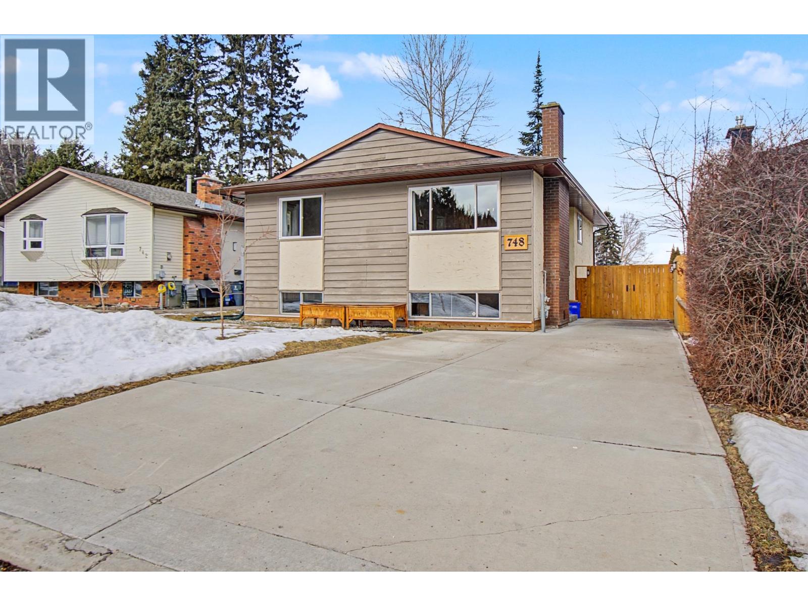 748 OCHAKWIN Crescent - photo 2