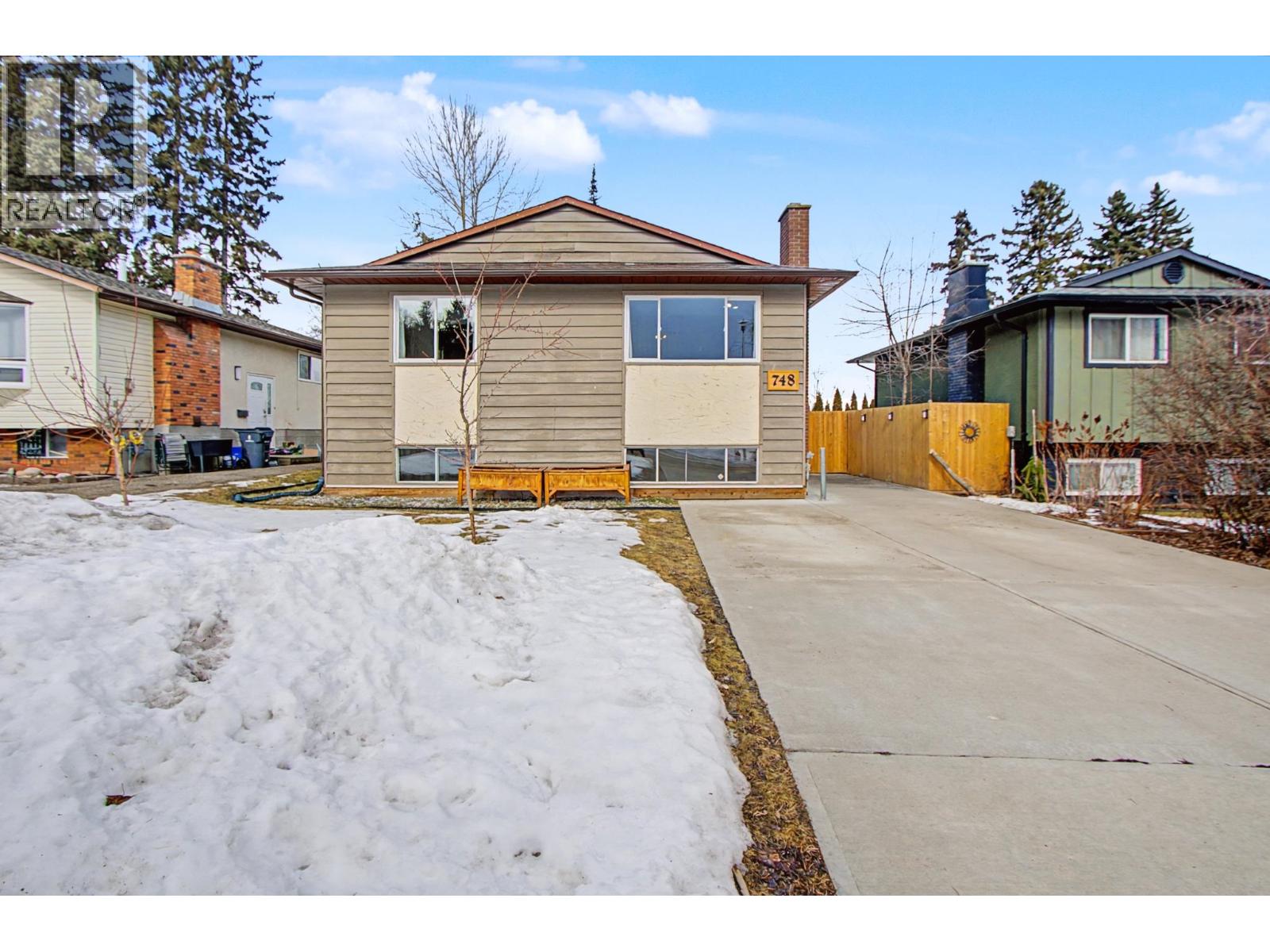 748 OCHAKWIN Crescent - main photo