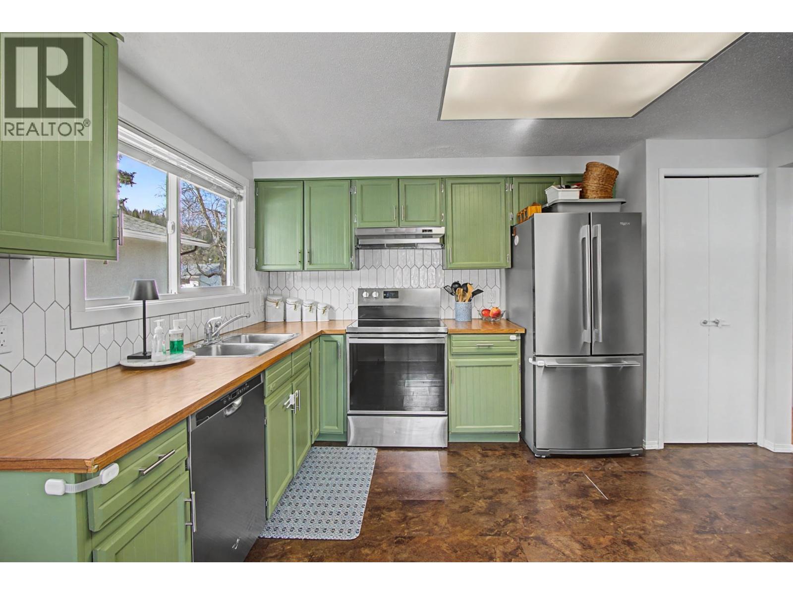 748 OCHAKWIN CRESCENT - 6