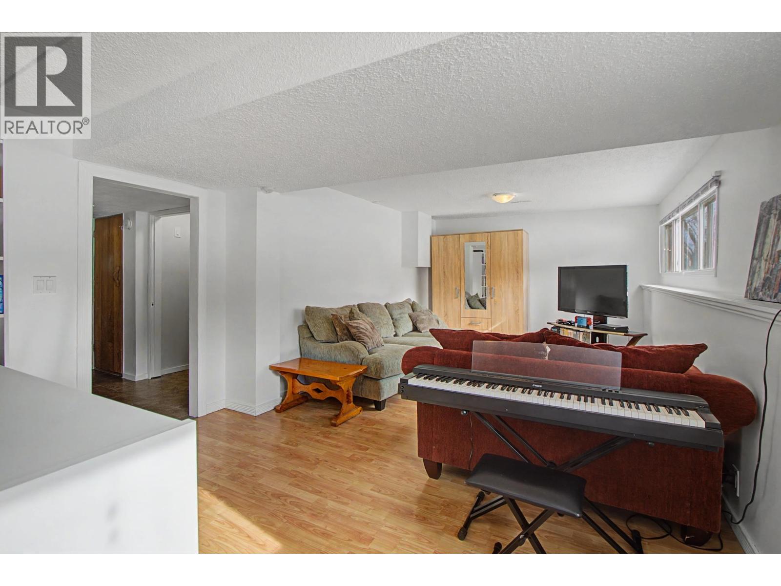 748 OCHAKWIN CRESCENT - 19