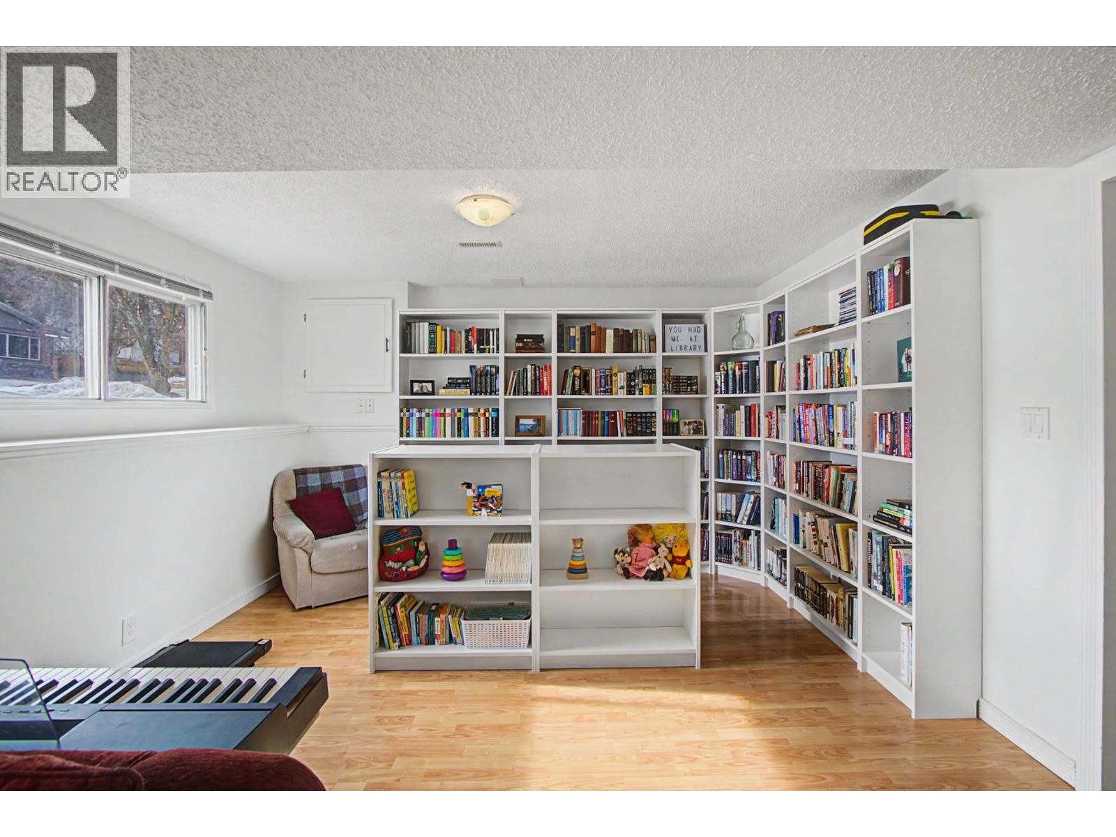 748 OCHAKWIN CRESCENT - 21