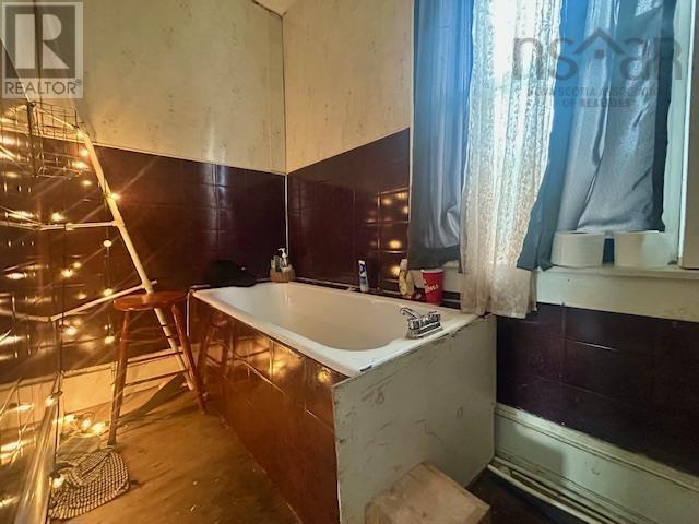 Property 9 of 9 of 1418 Drummond Road