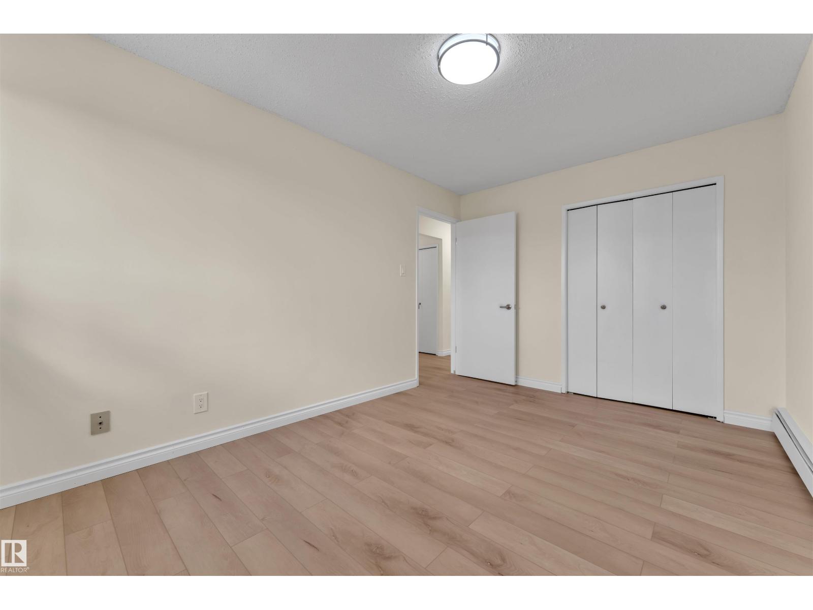 #5 3855 76 ST NW - 17