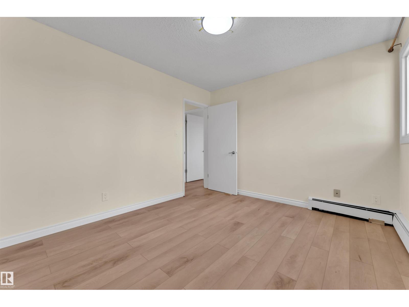#5 3855 76 ST NW - 18