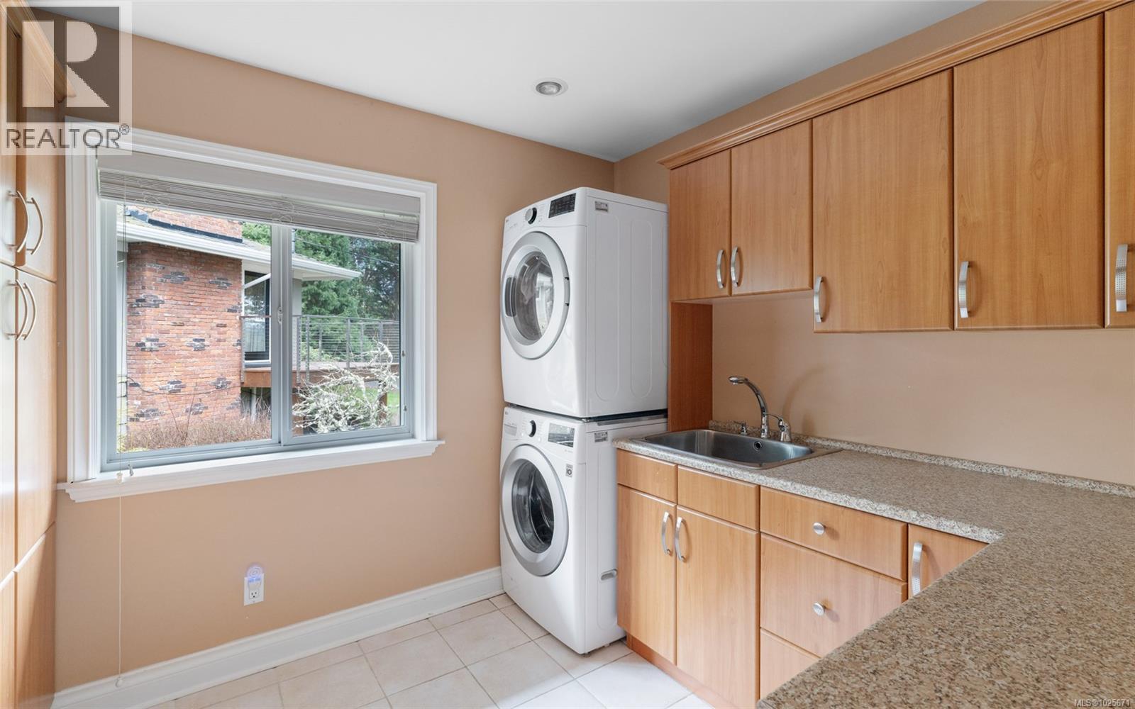 2881 PHYLLIS ST - 32