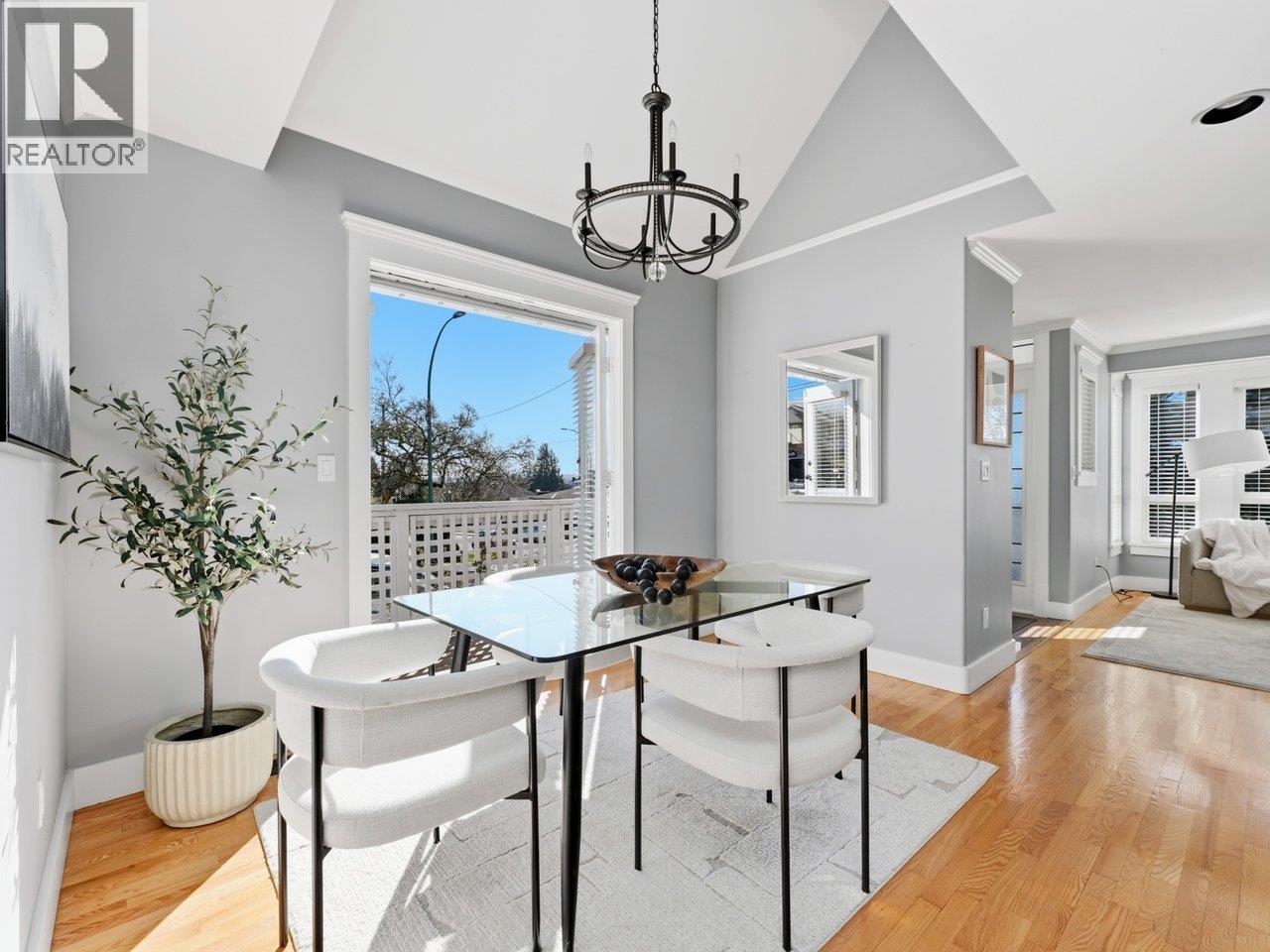 280 E 5TH STREET, North Vancouver