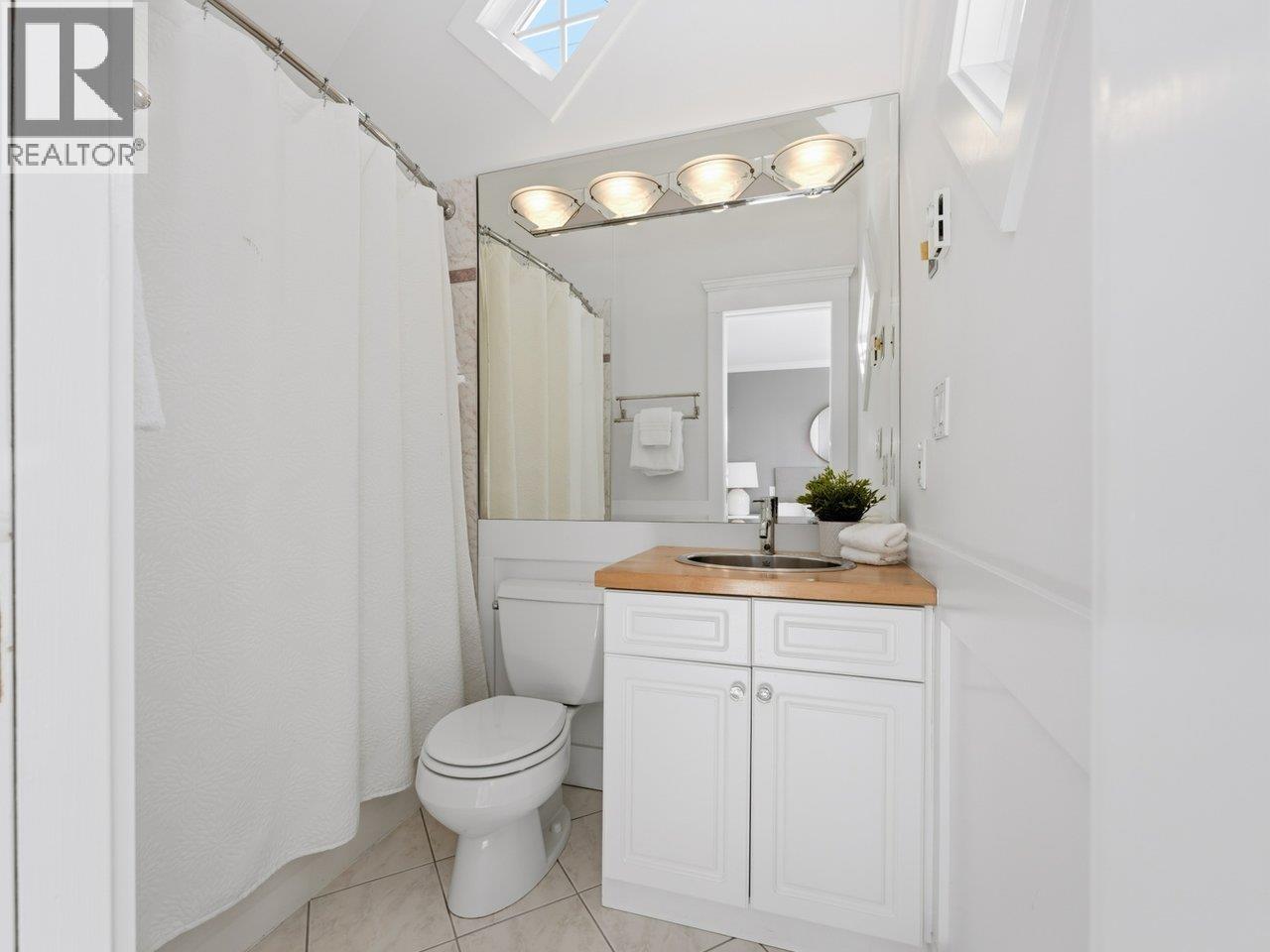 280 E 5TH STREET, North Vancouver