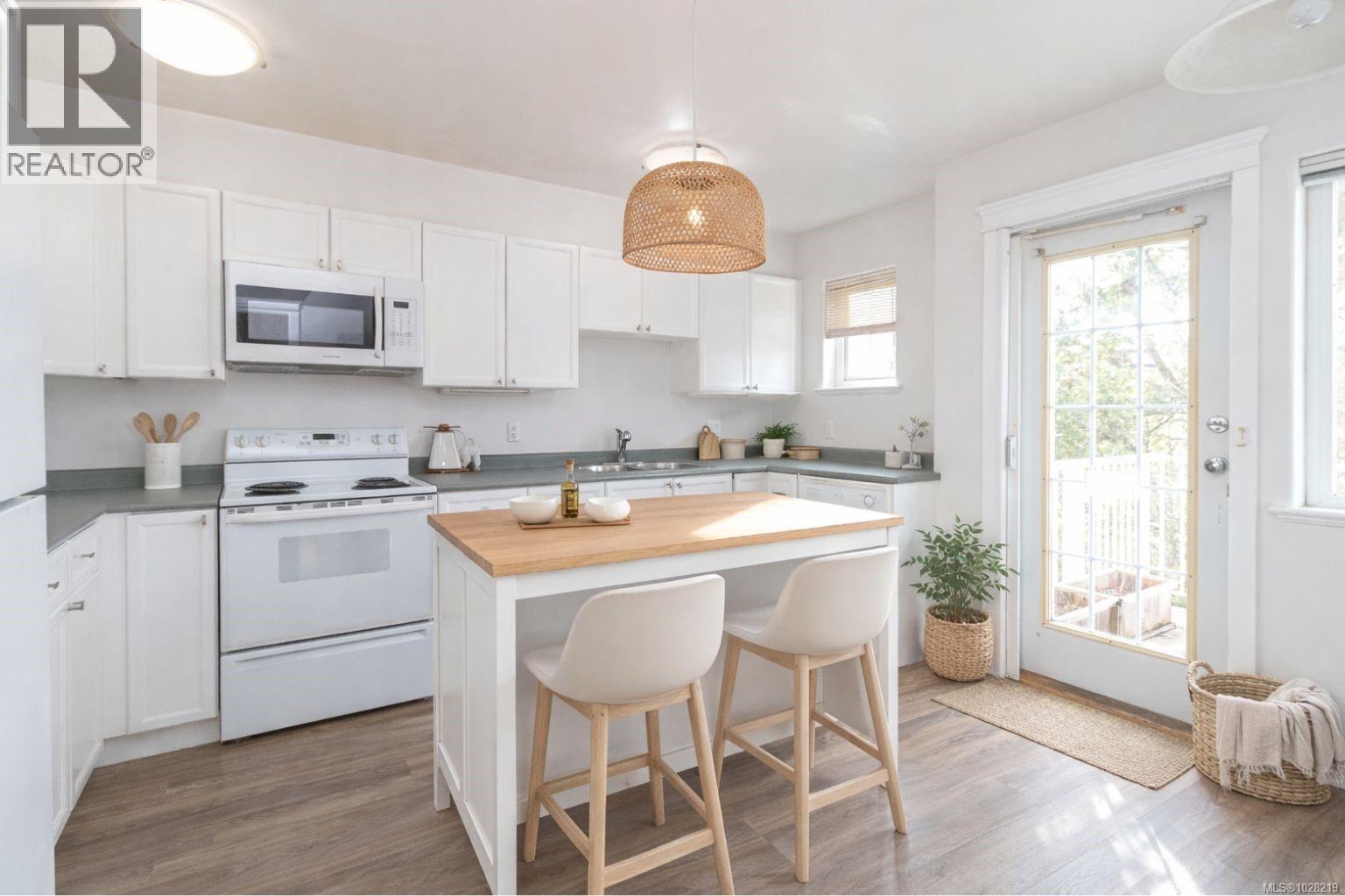 #13 1043 CALEDONIA AVE - 10