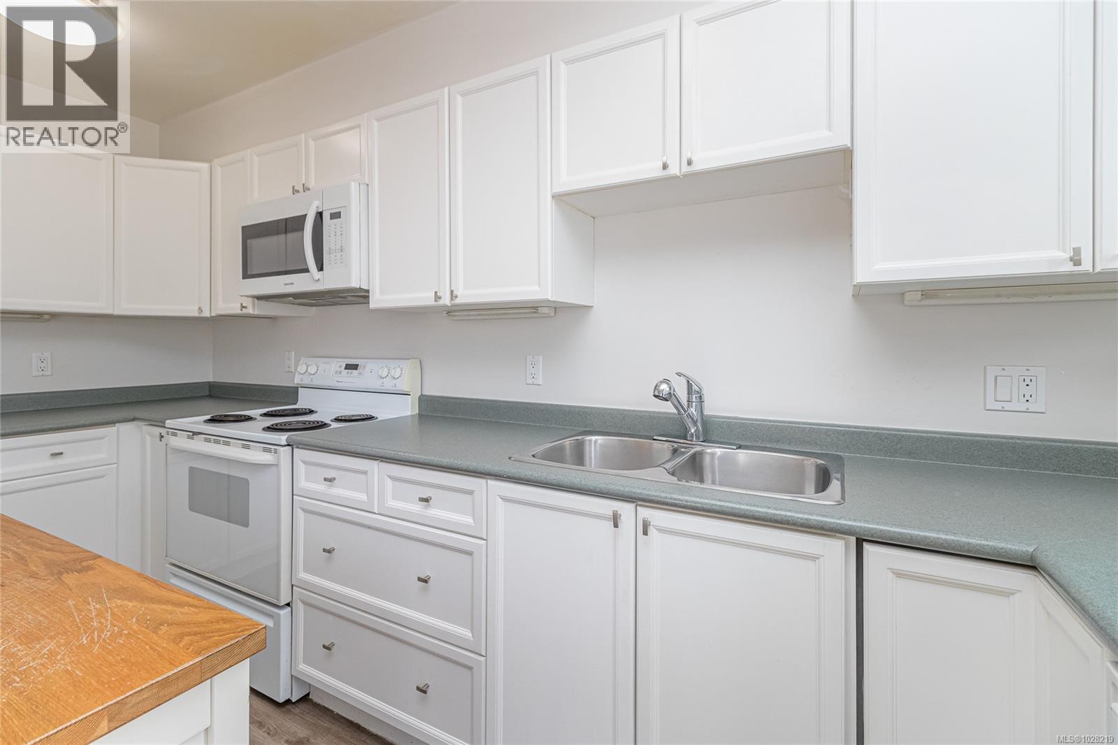 #13 1043 CALEDONIA AVE - 13