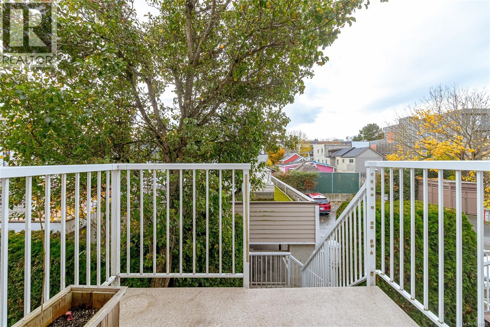 #13 1043 CALEDONIA AVE - 24