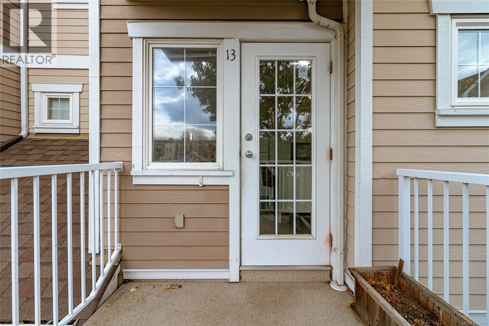 #13 1043 CALEDONIA AVE - 25