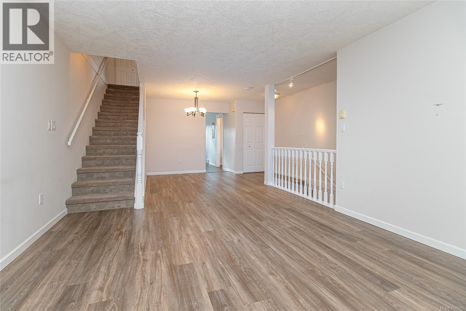 #13 1043 CALEDONIA AVE - 6