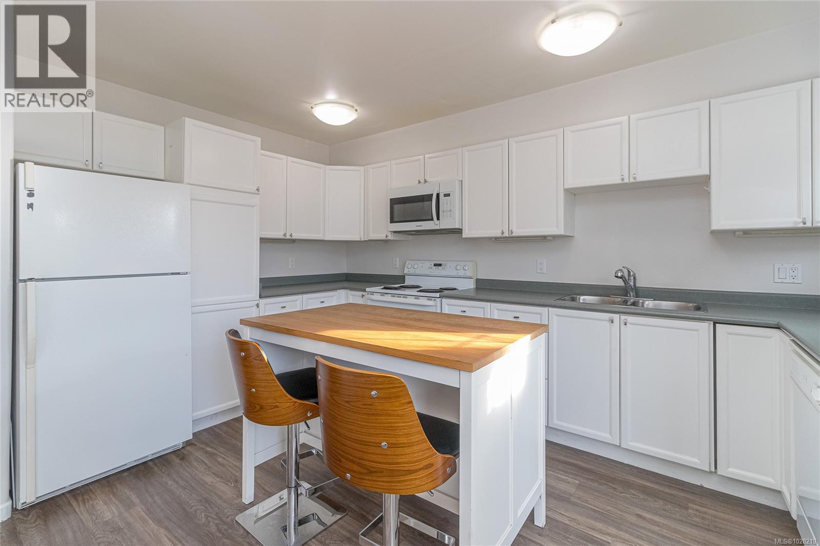 #13 1043 CALEDONIA AVE - 9