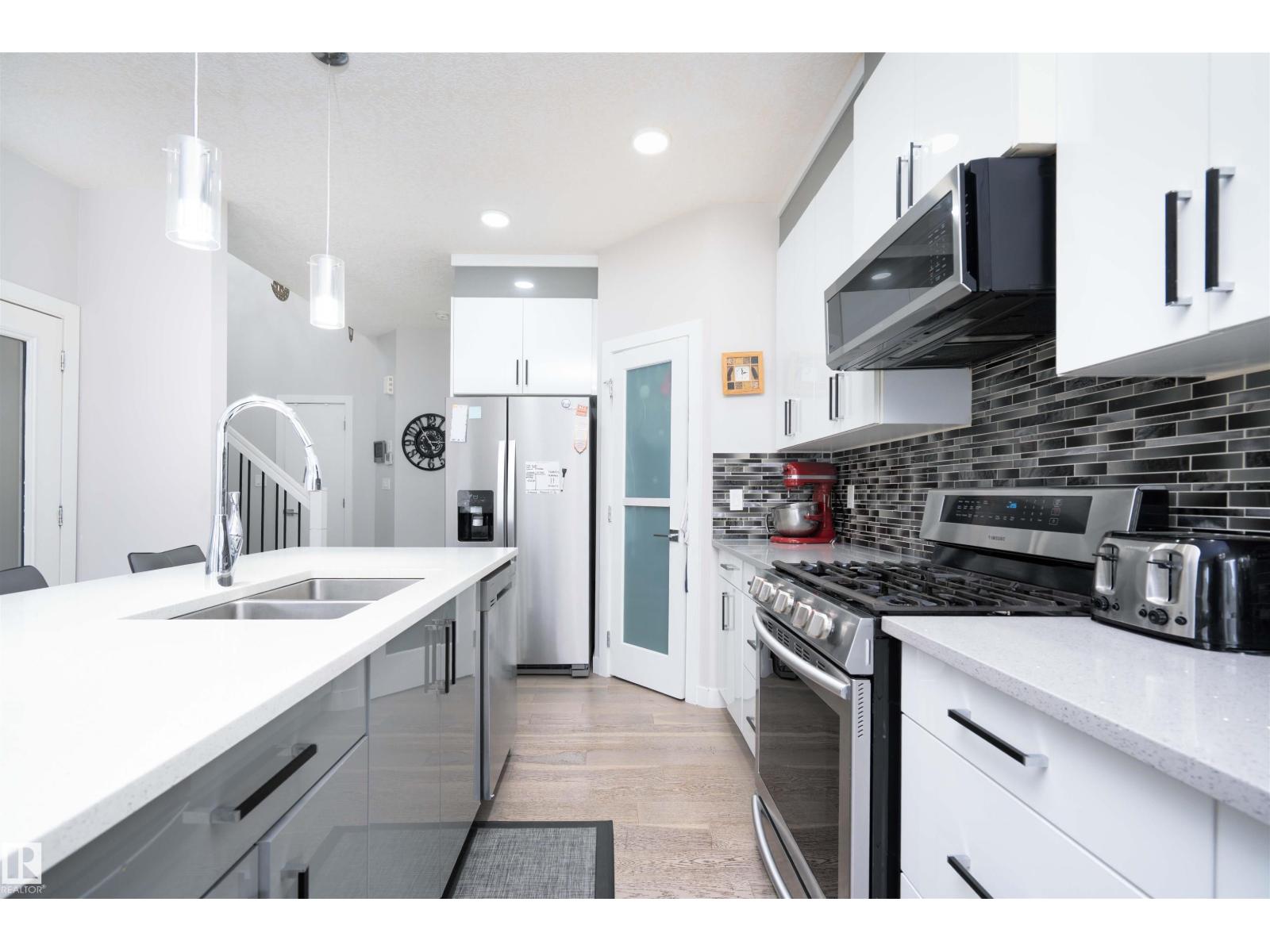 #43 1703 16 AV NW - 8