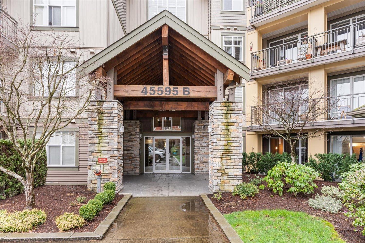 102B 45595 TAMIHI WAY, Garrison Crossing, Chilliwack