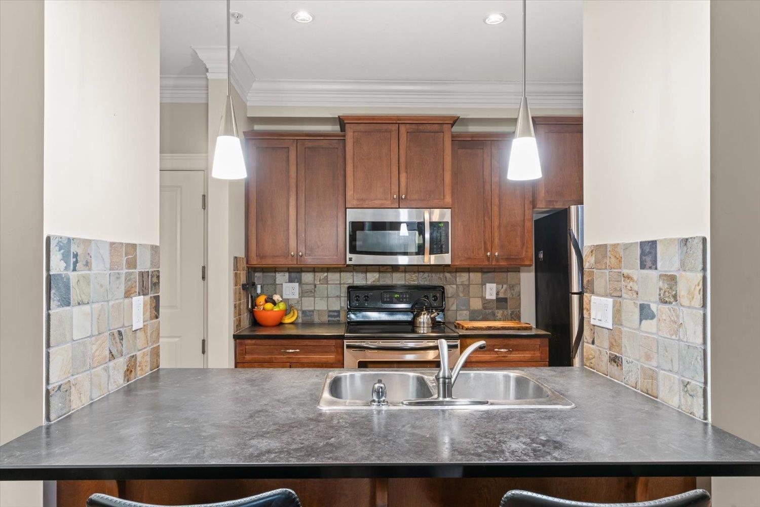 102B 45595 TAMIHI WAY, Garrison Crossing, Chilliwack