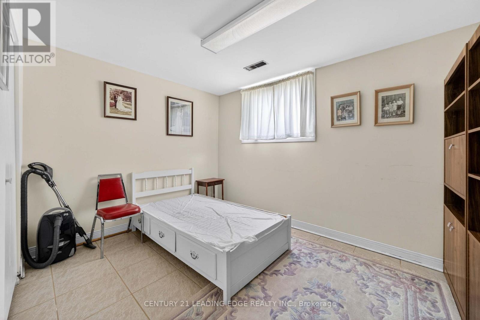 36 LAWNMERE CRESCENT - 19