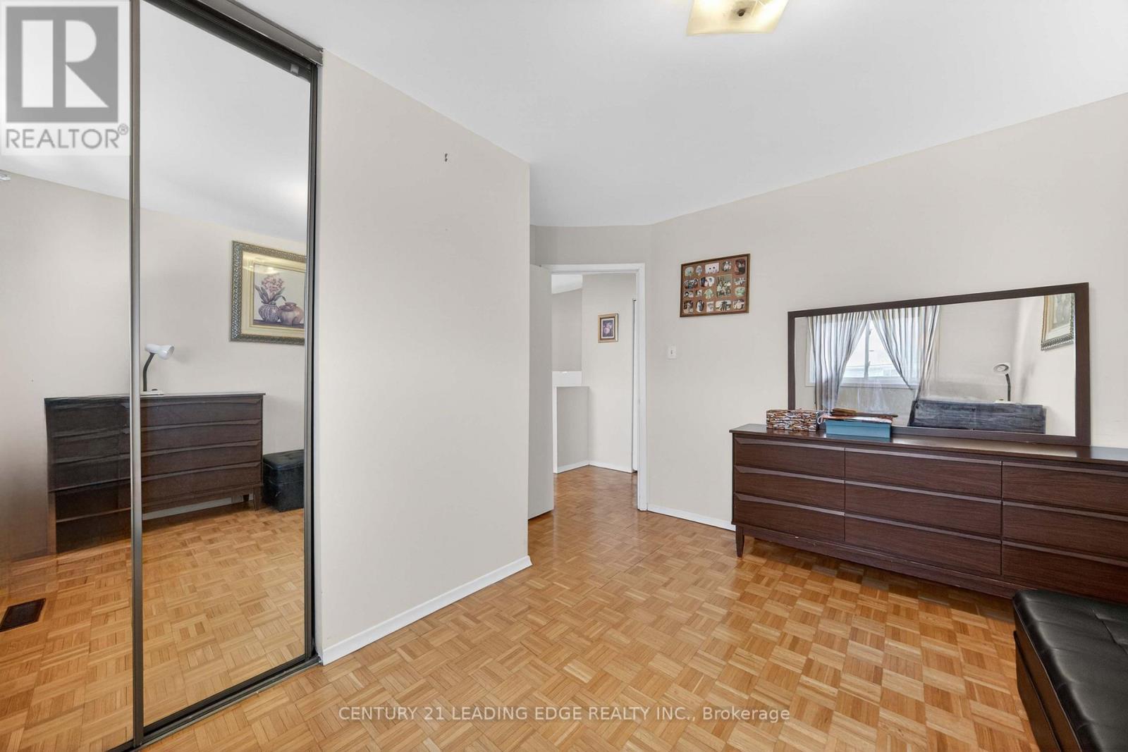 36 LAWNMERE CRESCENT - 28