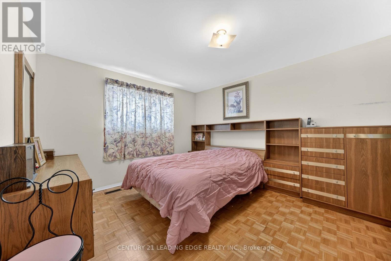 36 LAWNMERE CRESCENT - 23