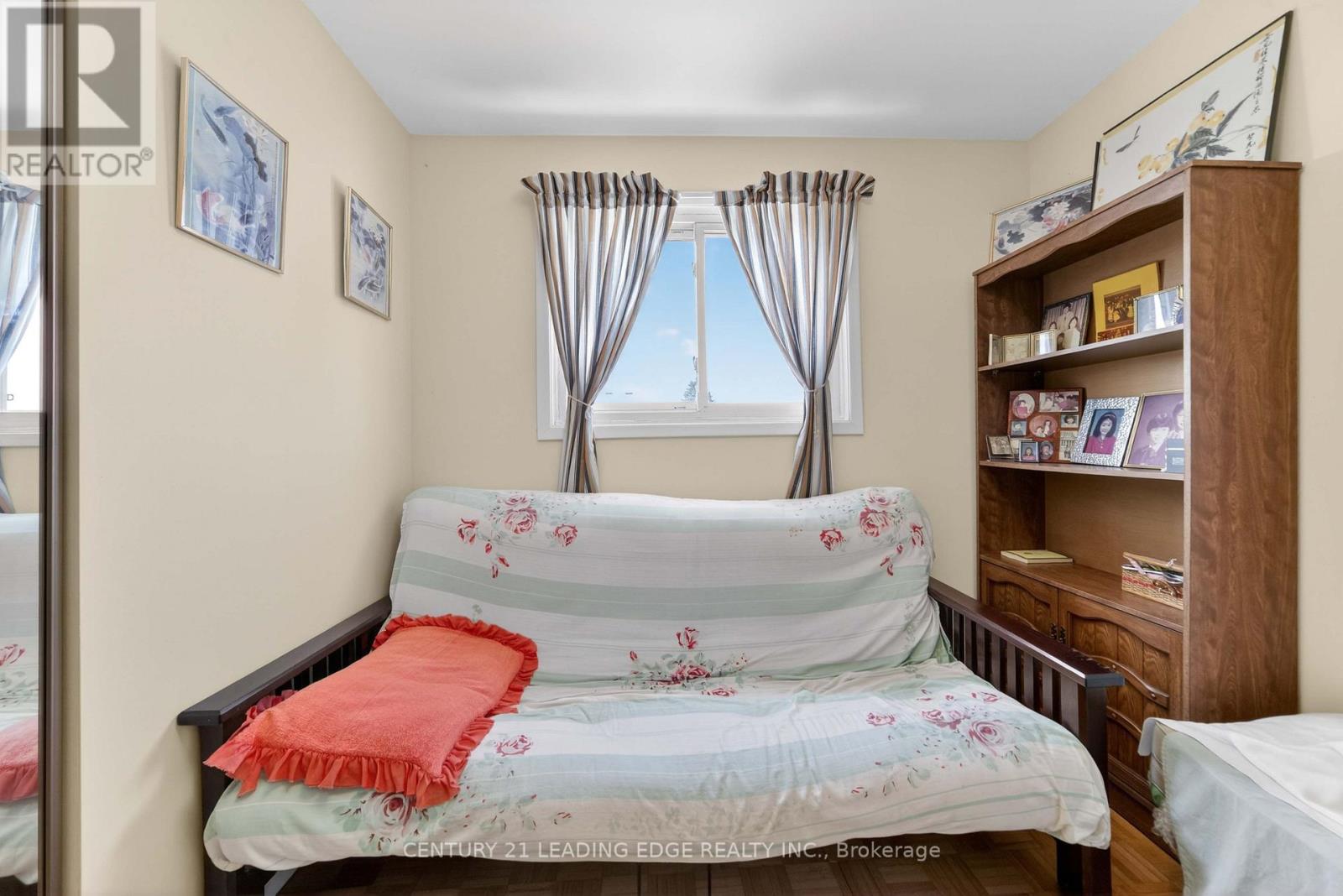 36 LAWNMERE CRESCENT - 26
