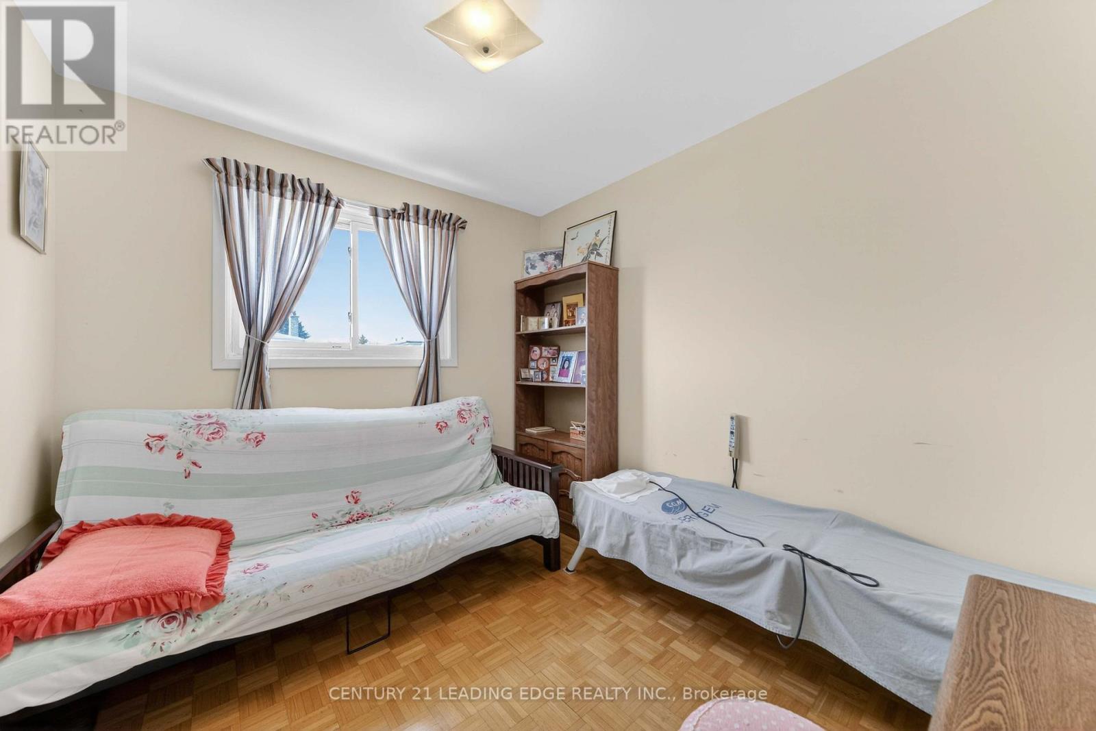 36 LAWNMERE CRESCENT - 25