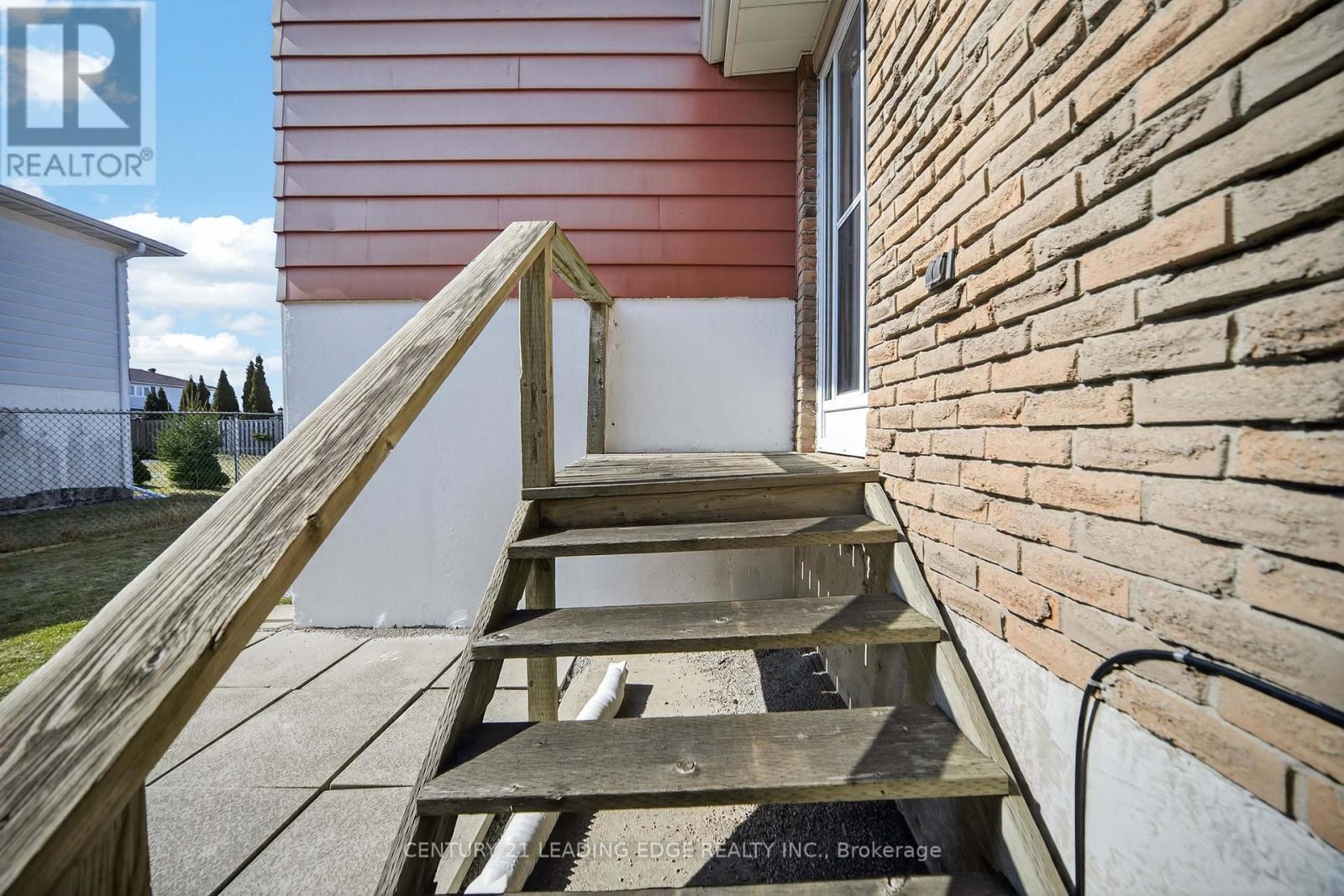 36 LAWNMERE CRESCENT - 31