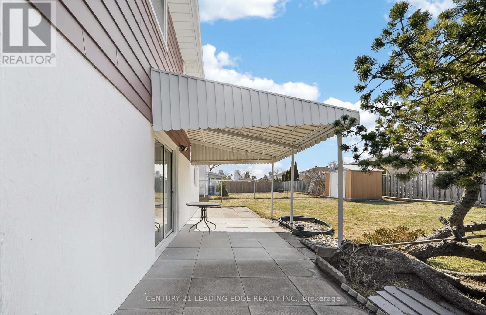 36 LAWNMERE CRESCENT - 39