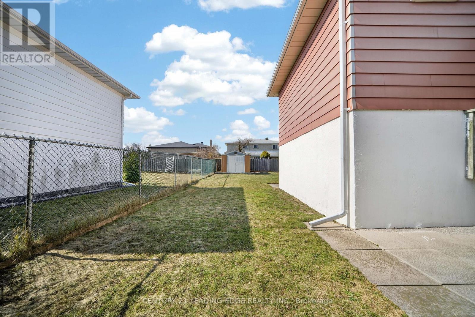 36 LAWNMERE CRESCENT - 32