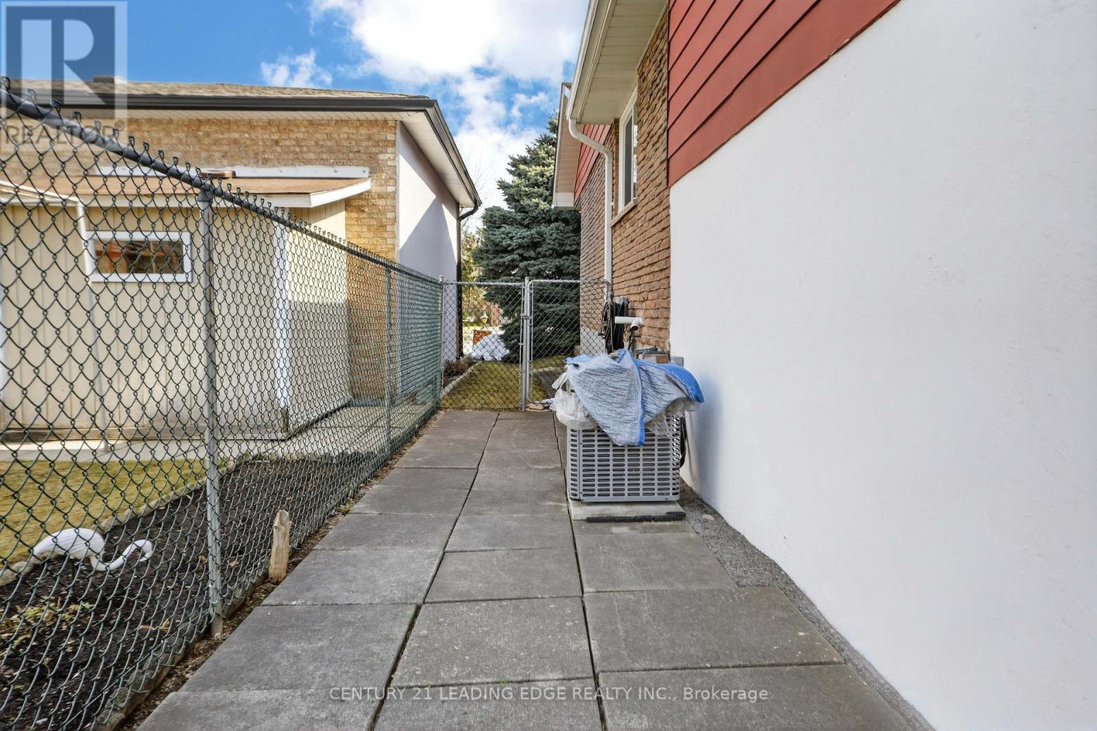 36 LAWNMERE CRESCENT - 38