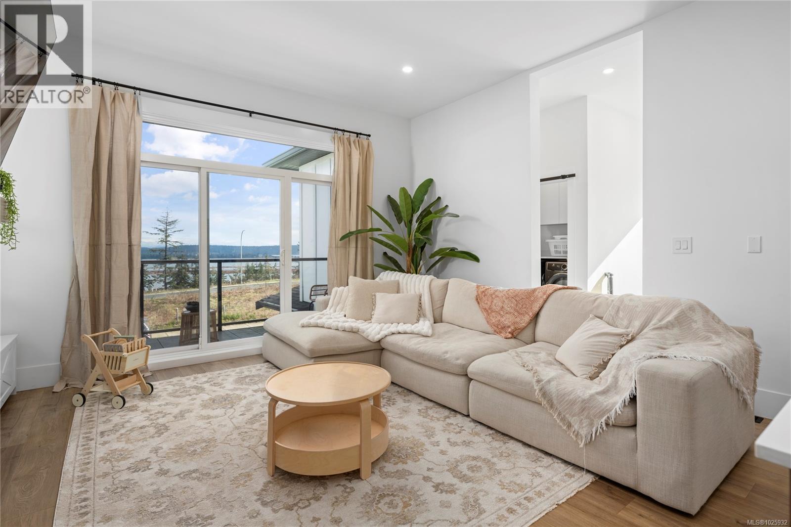 984 HARBOUR VIEW ST - 9