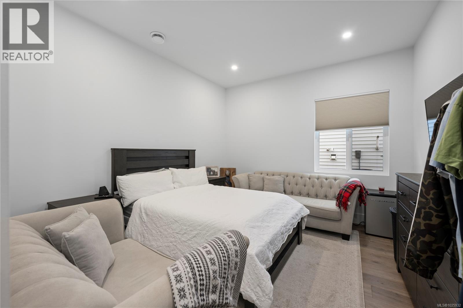 984 HARBOUR VIEW ST - 24