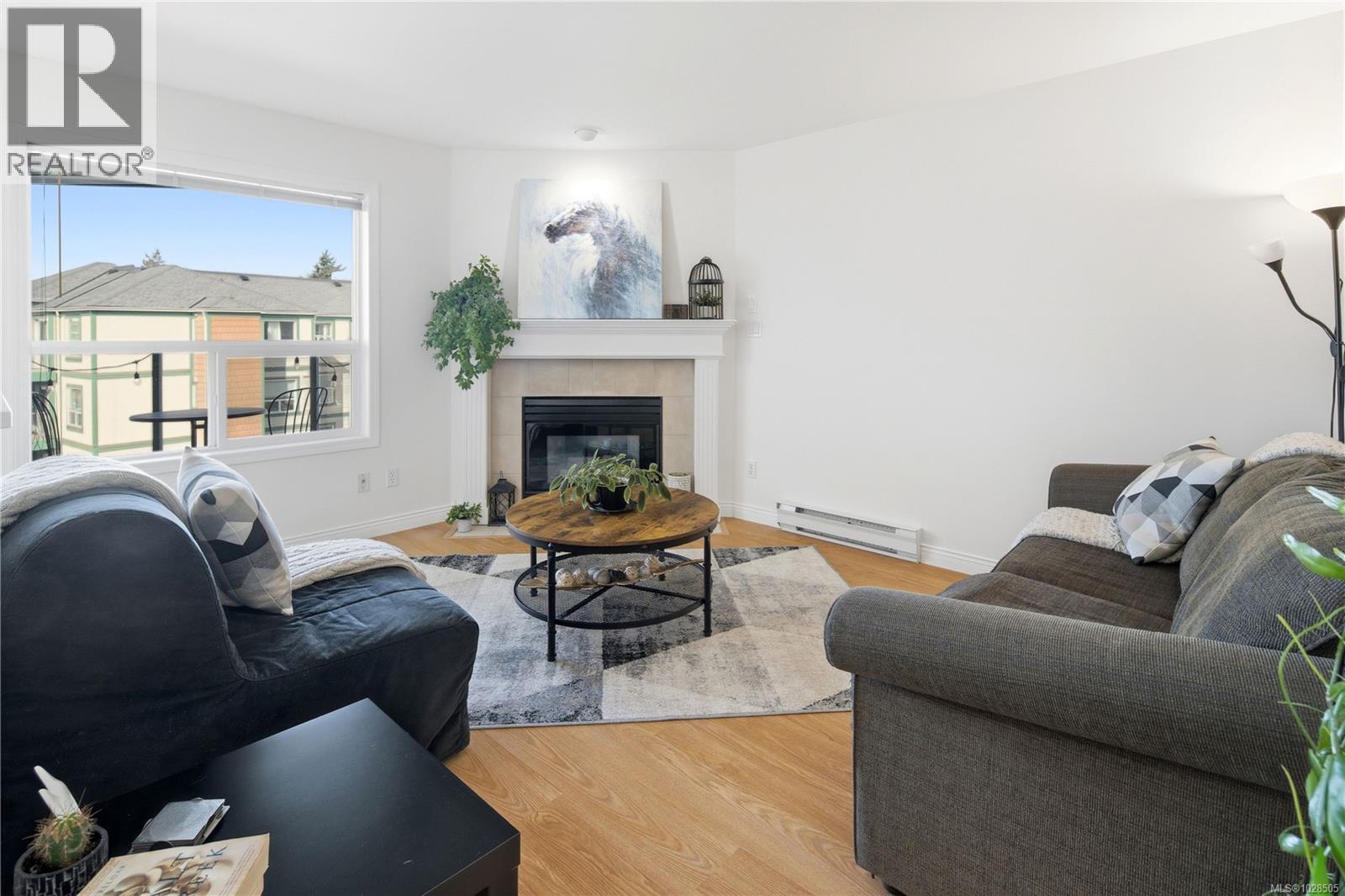 301 898 Vernon Avenue, Saanich