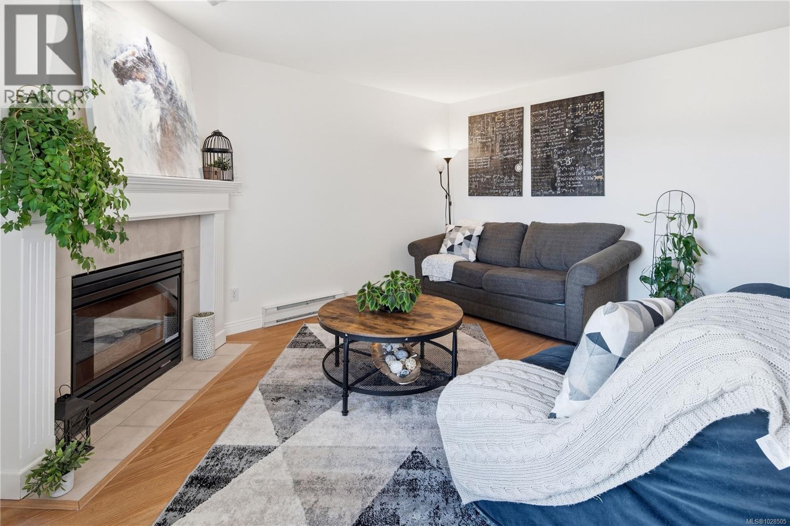 301 898 Vernon Avenue, Saanich